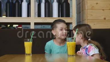孩子们在咖啡馆里<strong>喝果汁</strong>